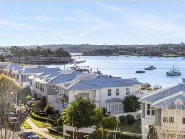 Unique 1 BR 501/50 Peninsula Drive, Breakfast Point Apartment.