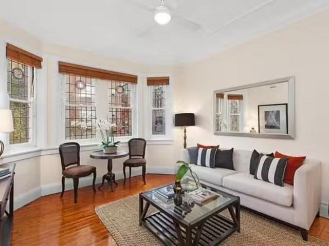Nice 1 BR 8/3 Springfield Avenue, Potts Point Apartment for re.