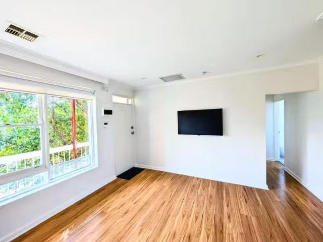 Charming 1 BR 9/994 Glen Huntly Road, Caulfield South VIC 3162.
