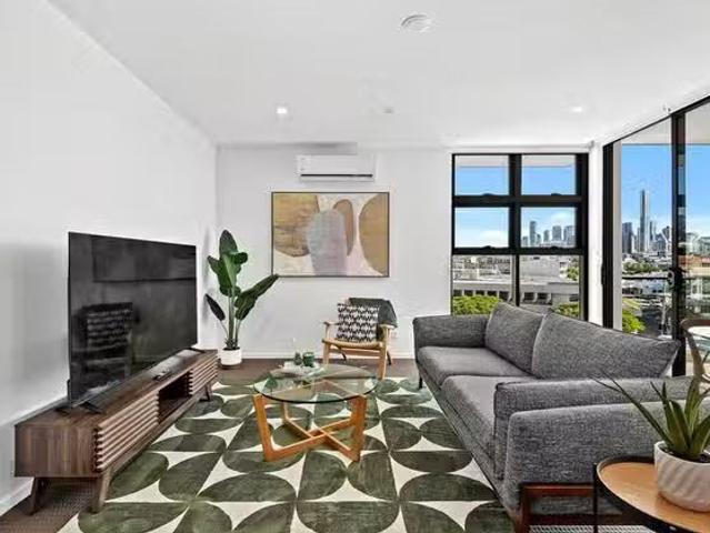 Unique 1 BR Commercial Road