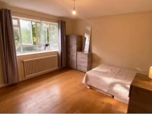 Just in! 1 BR Churchill Gardens Road, London