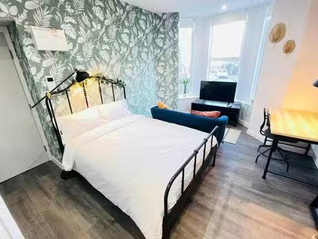 Nice 1 BR Hawkwood Mount, London