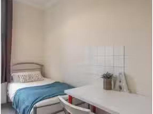 Cozy 1 BR Huge room in 8 bedroom flat in Kilburn, London