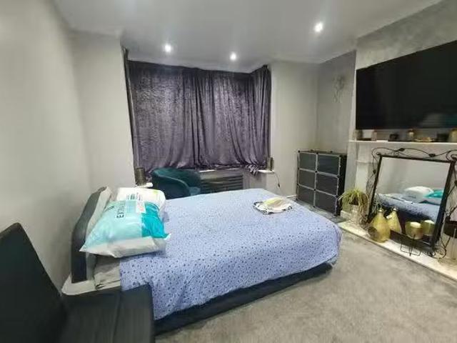 Nice 1 BR Pretoria Road, Romford