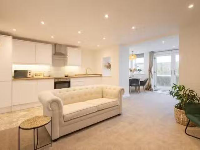 Cheap 1 BR Queen's Parade