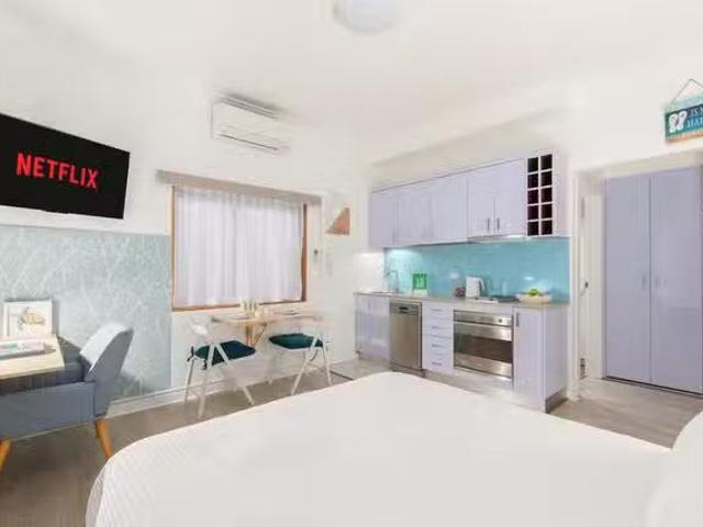 Nice 1 BR Ramsgate Avenue