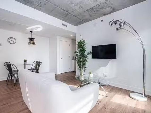 Just in! 1 BR Rue Saint Hubert