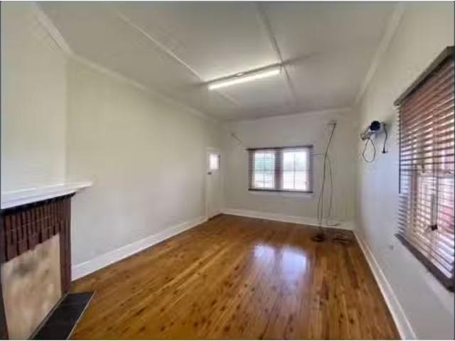 Charming 1 Sydney Street, Parkes House for rent Listed by Lin.