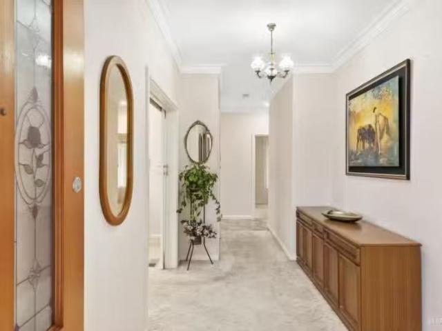 Cozy 1 Pippin Avenue, Burwood East VIC 3151 House Auction