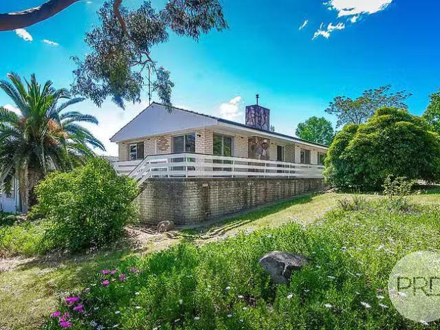 Just in! 1 Yarrah Street, Kooringal, NSW 2650