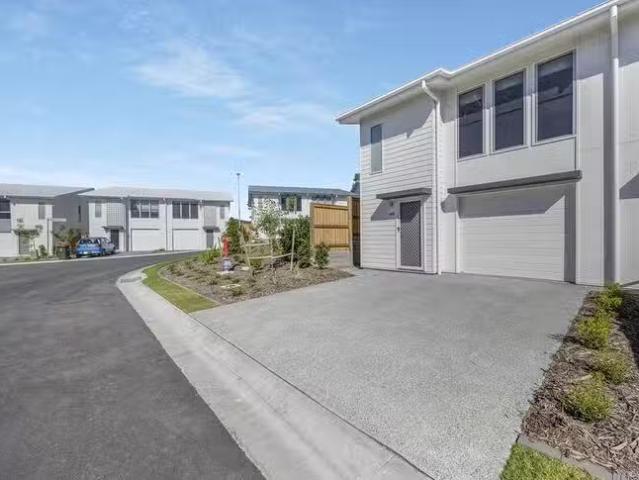 Deal! 2/47 Urbana Boulevard, Coomera, QLD 4209