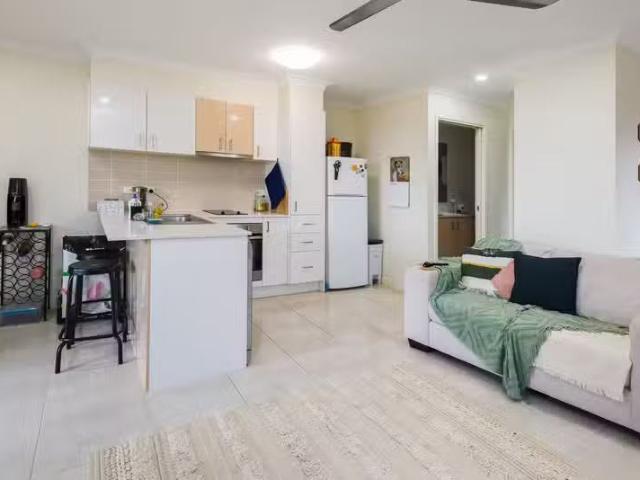 Cozy 2/4 Mc William Street, PIMPAMA, QLD 4209 Duplex for Rent