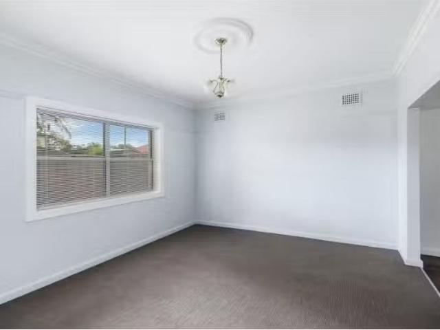 Cozy 258 Burraneer Bay Road, CARINGBAH SOUTH House for rent L.