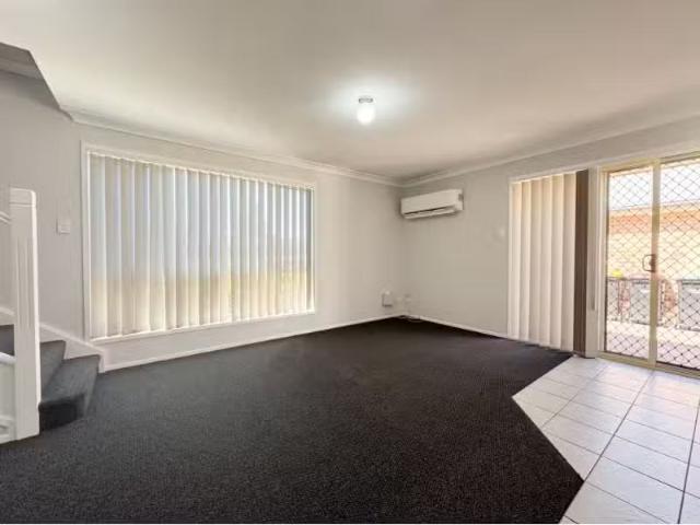Cheap 2/61 College Street, CAMBRIDGE PARK Townhouse for rent.