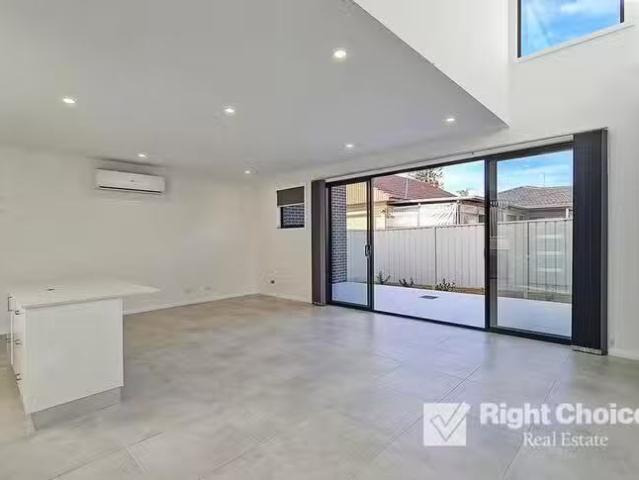 Just in! 2/79 Barton Street, Oak Flats, NSW 2529