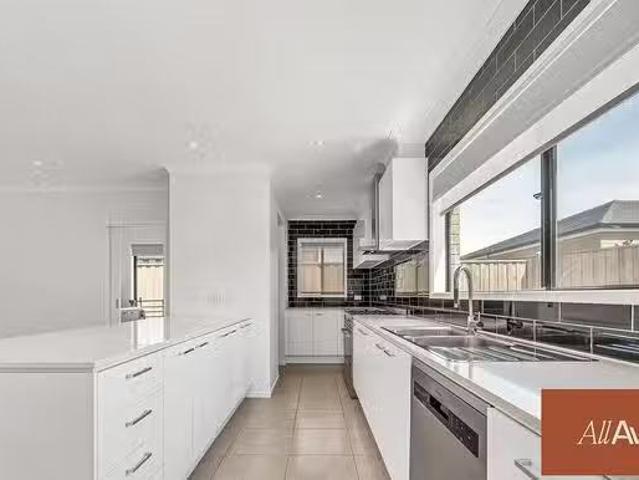 Just in! 28 Omeara Crescent, Cranbourne East, VIC 3977