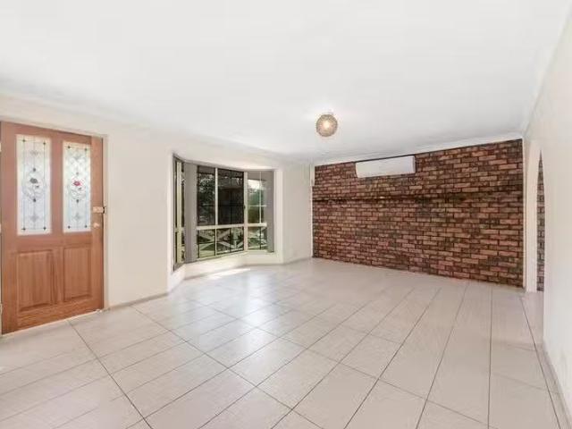 Cheap 28 Samantha Street, Boronia Heights, QLD 4124