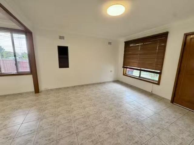 Cozy 28 Tahiti Avenue, LETHBRIDGE PARK House for rent Listed.