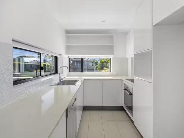 Unique 2/9 Herbertson Road, Carina Heights, QLD 4152