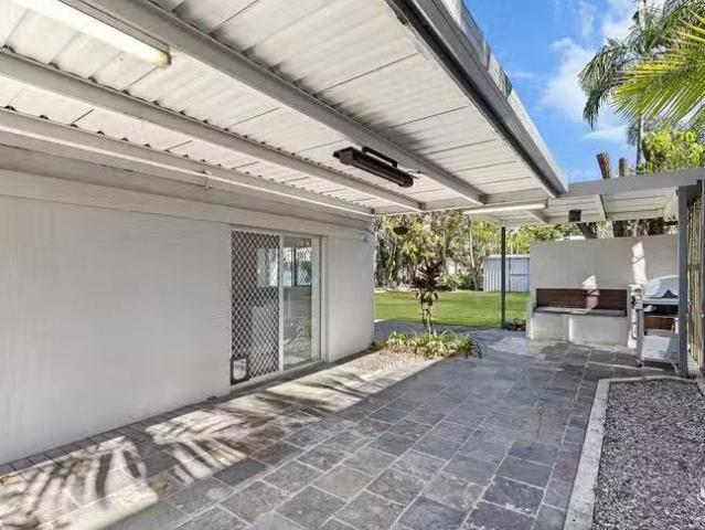 Deal! 20 Bent Street, Cannon Hill, QLD 4170