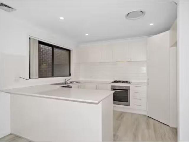 Cheap 20 Coachwood Drive, Claremont Meadows House for rent Li.