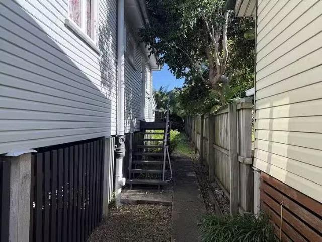 For Rent! 2/11 Baron Street, Greenslopes, QLD 4120