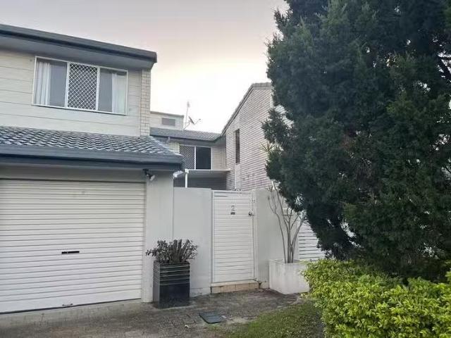 Deal! 2/12 Aquila Court, Mermaid Waters, QLD 4218