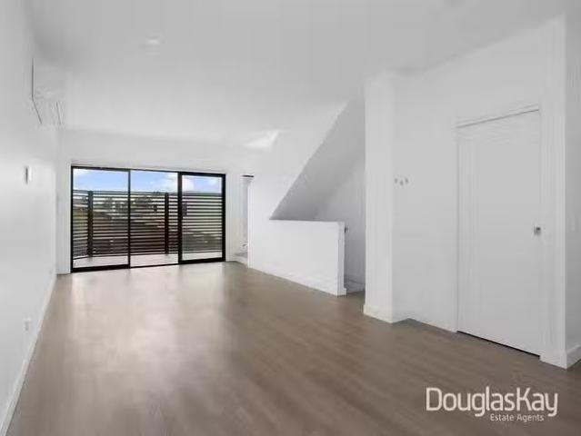 Cozy 2/12 George Street, Sunshine, VIC 3020