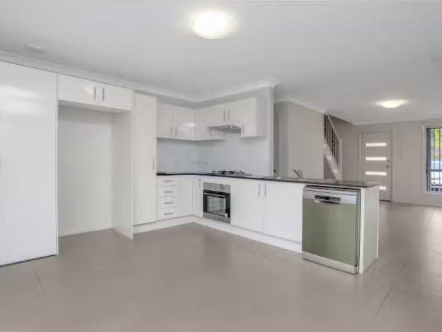 Deal! 2/138 140 Victoria Street, WERRINGTON Townhouse for rent.