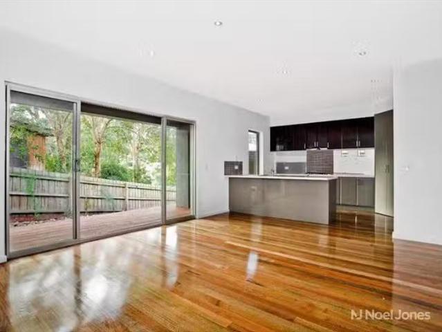 Nice 2/17 Brownes Crescent, Eltham, VIC 3095