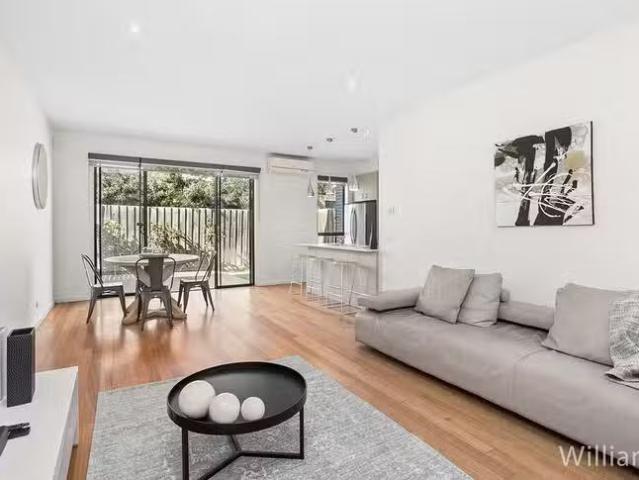Cozy 2/185 Blackshaws Road, Newport, VIC 3015
