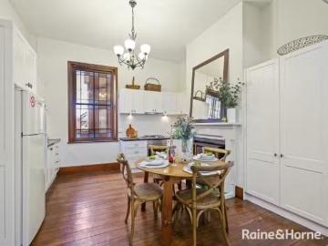 Rental! 221 George Street, BATHURST Townhouse for rent Listed.