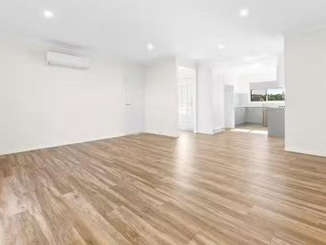 Nice 2/27 Ocean Street, Rangeville, QLD 4350