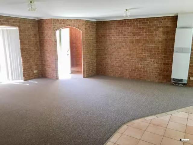 Cheap 2/296 Vickers Road, Lavington Apartment for rent Listed.