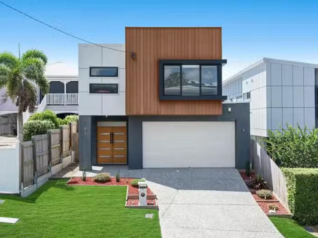 Charming 22 Oakley Street, Manly QLD 4179