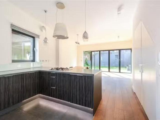 New 2 BA 3 bedroom mews property for rent in Chelmer Road, Lon.
