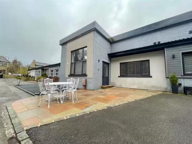 Cozy 2 BA 3 bedroom apartment for rent in Keighley Road, Trawd.