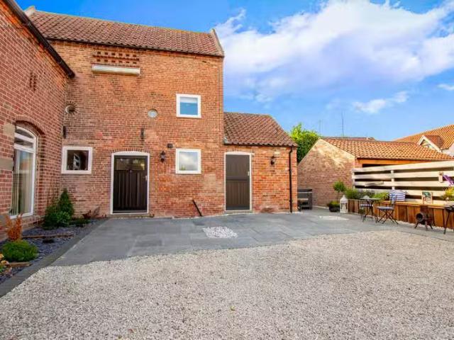 Cheap 2 BA 3 bedroom barn conversion for rent in Low Street, N.