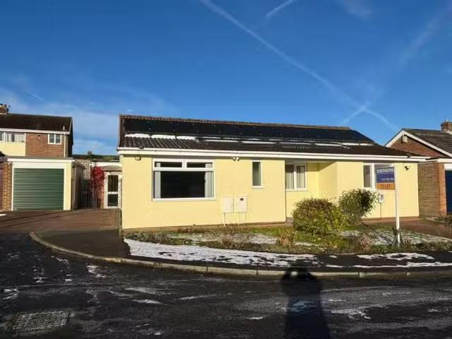 Rental! 2 BA 3 bedroom detached bungalow for rent in Heatherda.