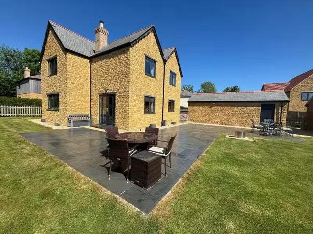 Charming 2 BA 3 bedroom detached house for rent in East Chinno.