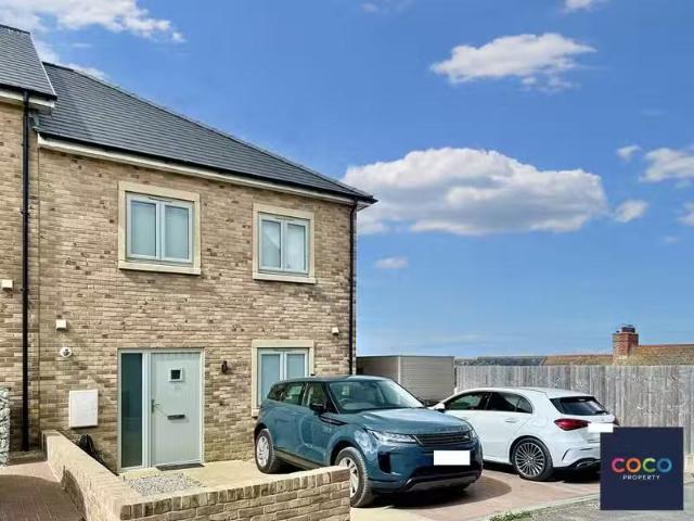 For Rent! 2 BA 3 bedroom end of terrace house for rent in Clov.
