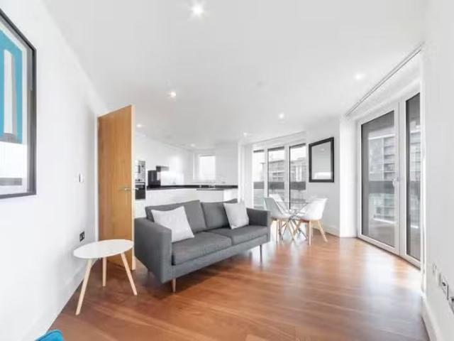 Deal! 2 BA 3 bedroom flat for rent in Western Gateway, Royal V.