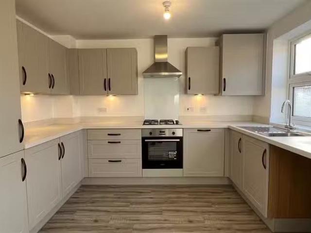 Just in! 2 BA 3 bedroom semi detached house for rent in Canfor.