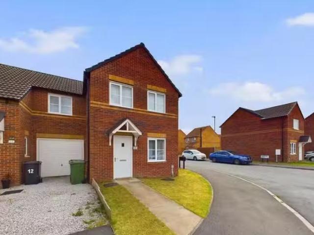 Just in! 2 BA 3 bedroom semi detached house for rent in Thornt.