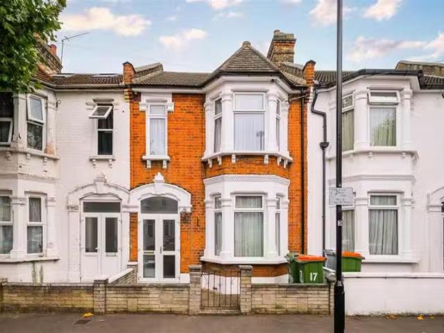 Nice 2 BA 3 bedroom terraced house for rent in Bridge Road, Ea.