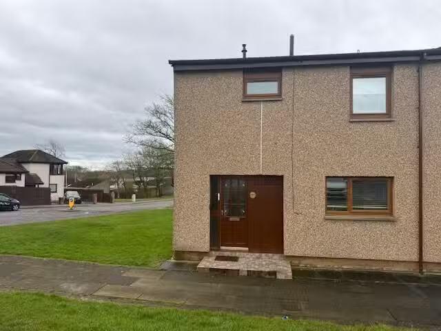 Cozy 2 BA 3 bedroom terraced house for rent in Craigbeath Cour.