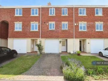 New 2 BA 3 bedroom terraced house for rent in The Pavilions, B.