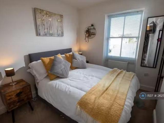 Nice 2 BA 1 bedroom flat share for rent in Lowther Street, Whi.