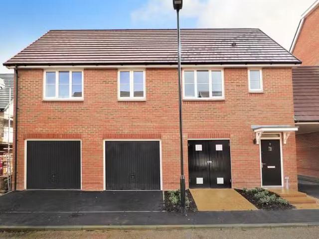 Rental! 2 BA 2 bedroom apartment for rent in Acacia Crescent.