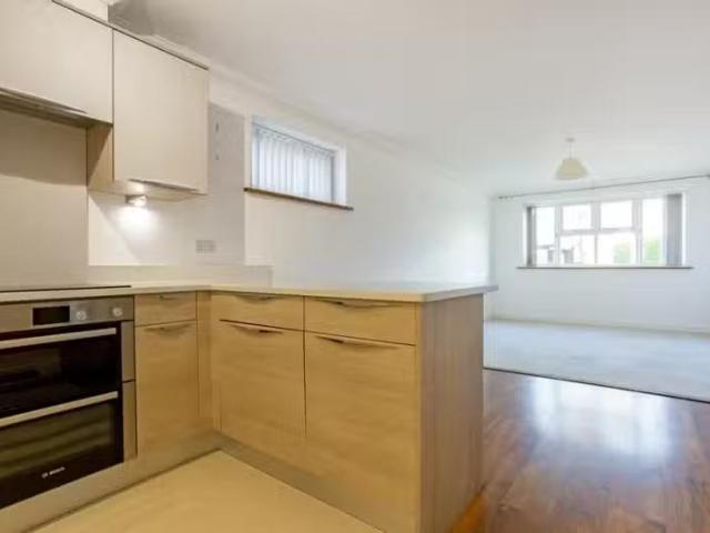 Unique 2 BA 2 bedroom apartment for rent in Chaldon Road Cater.